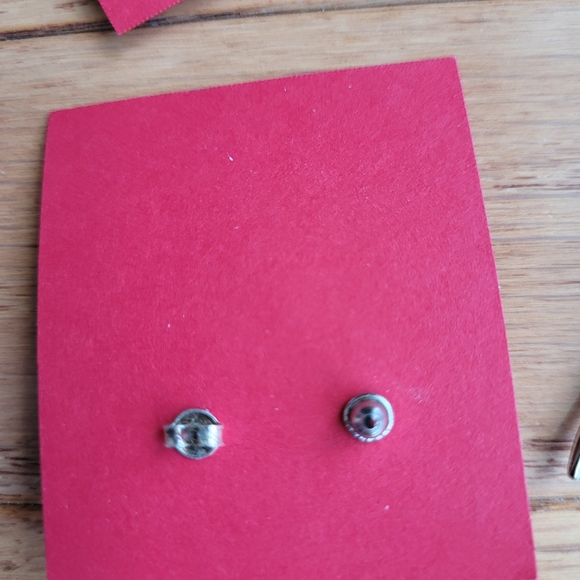 Earrings and Brooch Lot - Picture 10 of 12